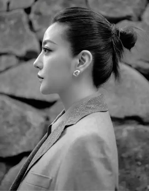 赵薇拍大片乱来把鸽子蛋钻戒戴耳朵上t恤倒着穿玩红配绿