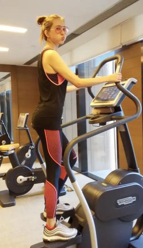 林志玲暴瘦成大头娃娃,穿最小码连身裙撑不起来,丰满身材变纸片