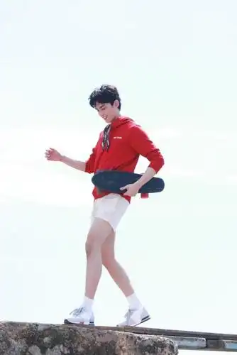 吴磊身着米白休闲套装侧颜让人