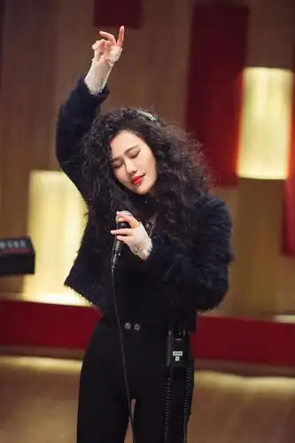 袁娅维新编《love can fly》获好评 灵魂开唱塑造春日气息