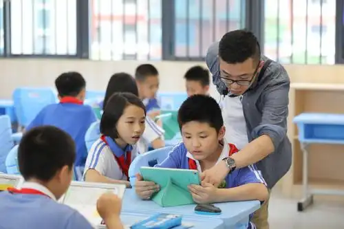 李梓杰老师通过电子地图,狙击手射击视频将学生引入课堂.