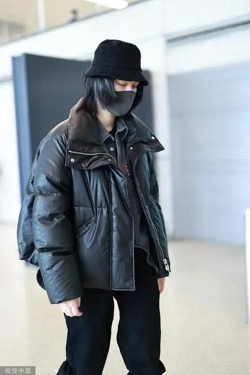 组图尚雯婕机场黑白look酷飒清冷向镜头挥手展现反差萌