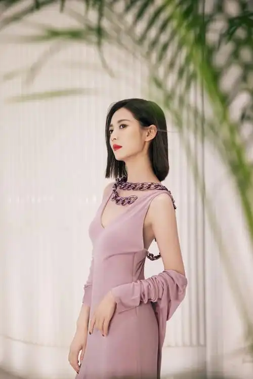 陈钰琪紫色长裙##陈钰琪紫色深v长裙