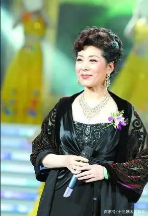 国家一级演员关牧村:45岁二婚嫁高官被宠,如今67风采依旧