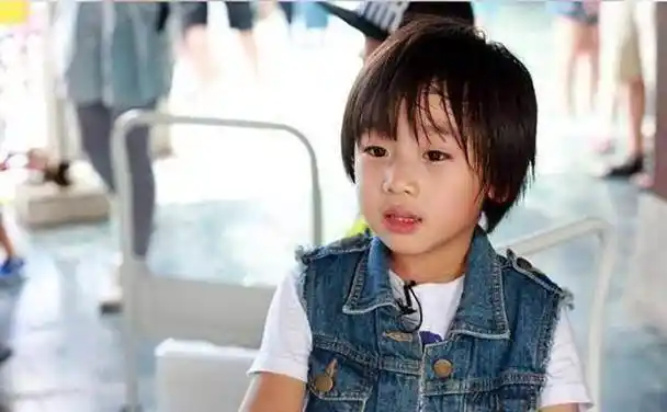 林志颖强蹭胡一天人气?晒三人合影,陈若仪连连晒kimi表白老公!