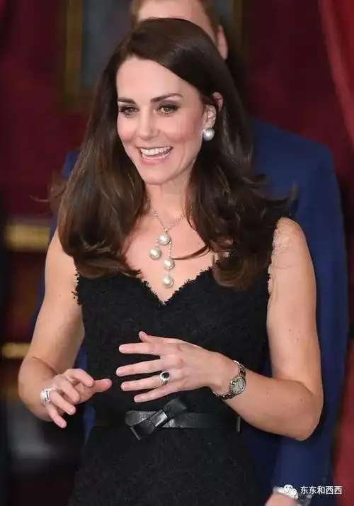 拉近看下,还配了balenciaga珍珠耳钉↓↓戴这条大粒珍珠项链抢了法国