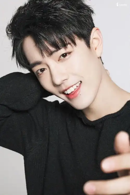 上海演唱会海报拍摄花絮#肖战#  @x玖少年团肖战daytoy#肖战平安喜乐