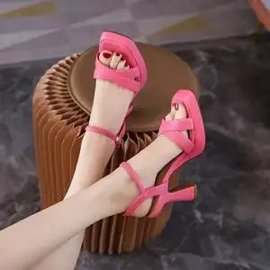 韩版夏季粉色高跟鞋露趾方头一字扣带防水台软皮粗跟凉鞋女2022年