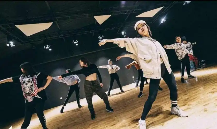 成人爵士舞:《美国现代舞,是一种急促又富动力感的节奏舞蹈,练习爵士