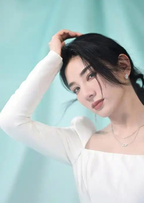 黄奕分享生日照状态好穿银色束腰裙秀身材