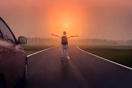 一个人在路上图片