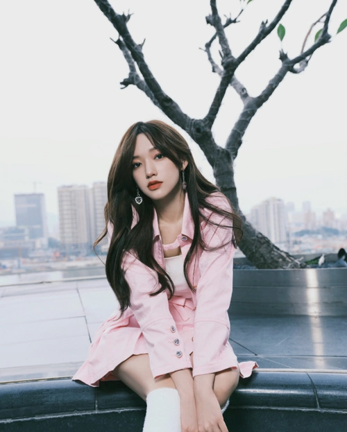 程潇真是甜美少女,一袭粉色牛仔套装配小围脖,真的好粉嫩插图1