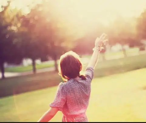 女人拥抱阳光背影图片