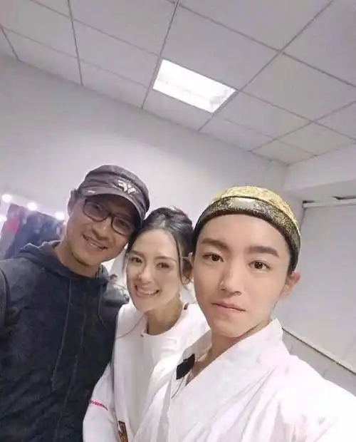 王俊凯和鹿晗两男神同框,身后的关晓彤成功抢镜把小凯变成电灯泡_表嫂