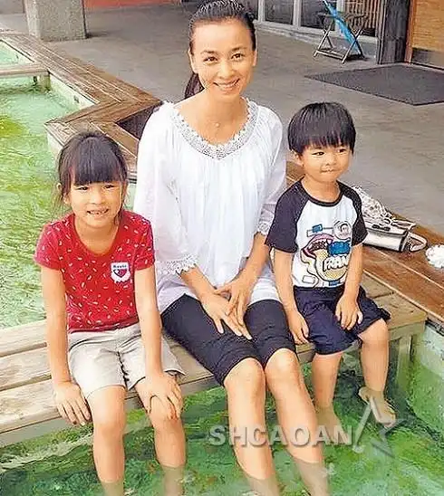 张庭常带著女儿林家菱和儿子林秉翰四处游玩