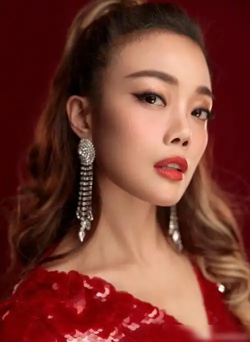 容祖儿造型真耀眼穿红色亮片裙配马尾腰带一下全是腿