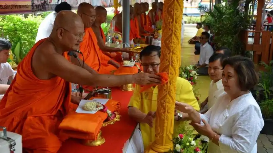 三宝佛节全泰国民众布施行善 – 泰国头条新闻