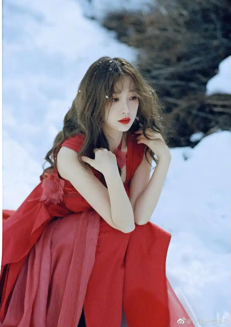 虞书欣生日红裙写真    欣欣白雪地里一袭红裙氛围感绝了, - 抖音