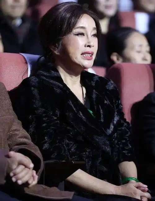 刘晓庆美丽真的好,现场无美颜照曝光,网友:看不出来65岁_保养_年纪