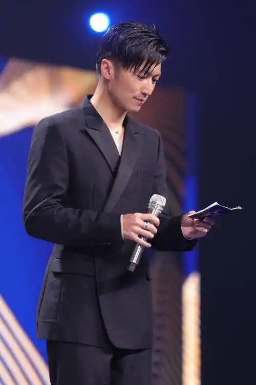 谢霆锋出席大湾区中秋电影音乐晚会 解锁主持人身份