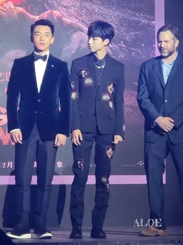 王俊凯跟郑恺差不多高,发布会上小新好高啊