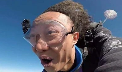 有哪些发际线较高但是长得很帅的男明星呢