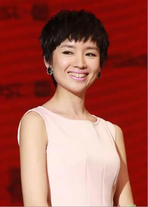 金巧巧 金巧巧的嘴唇本来就很奇怪了,再加上这一口黄牙,让人有点不忍