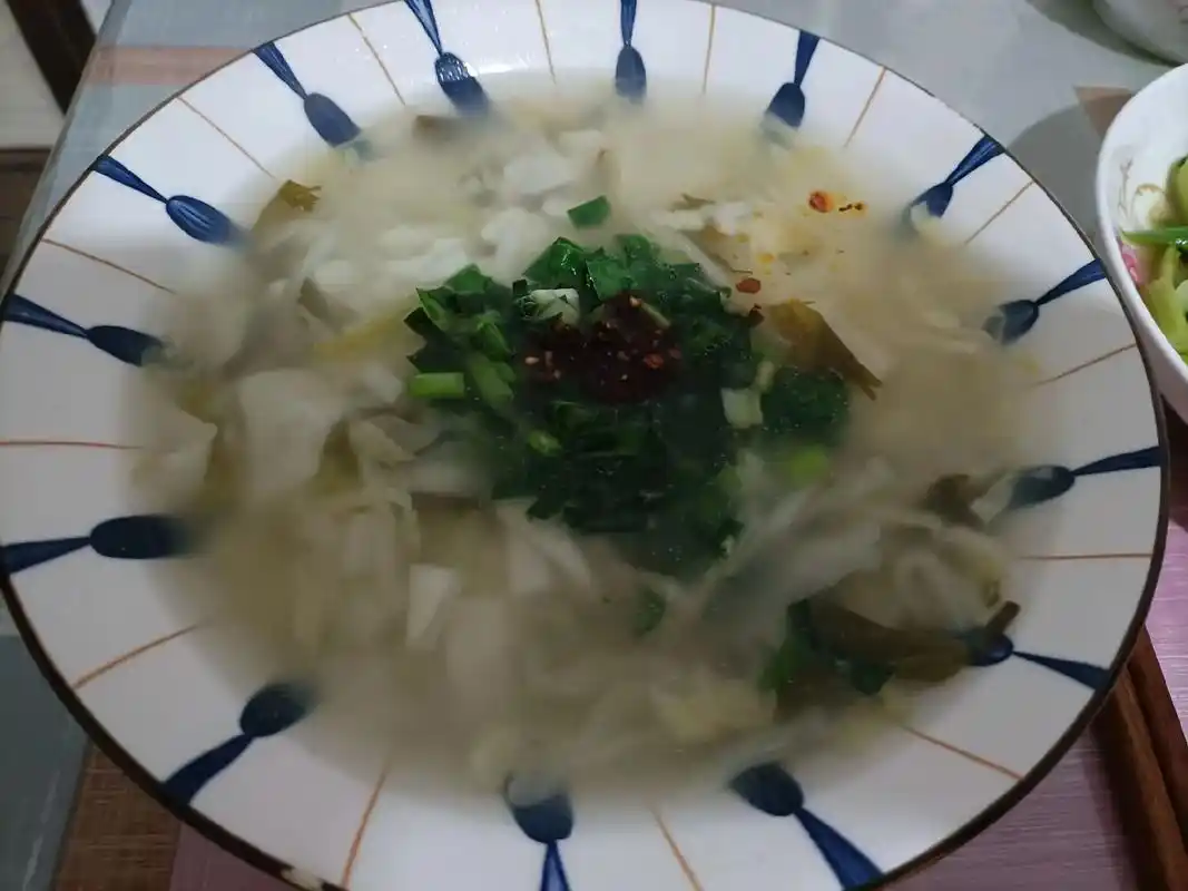 浆水拌汤.说起浆水拌汤,不得不提及浆水酸菜,在秦陇大地,特别 - 抖音