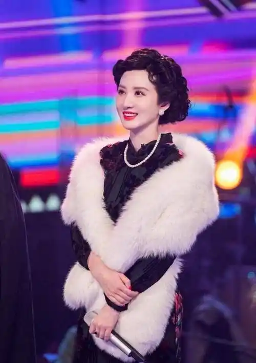 挂着皮草披肩,满满的富贵高贵的气质扑面而来,加上标致的贵妇头发型