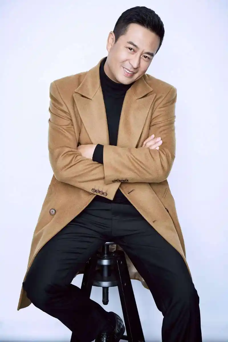 张嘉译算是大器晚成,他出道很早,成名却很晚,1995年,主演电视剧《道