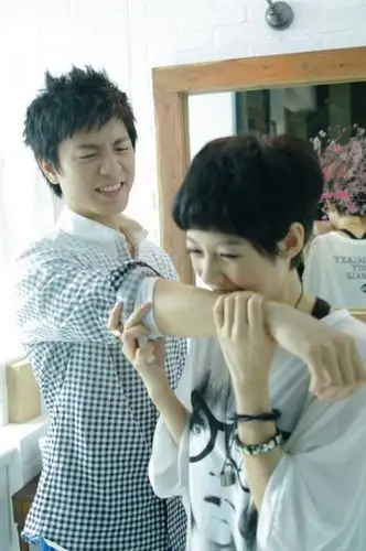 韦礼安与简嫚书扮激烈情侣 拍mv像演家暴戏(图)