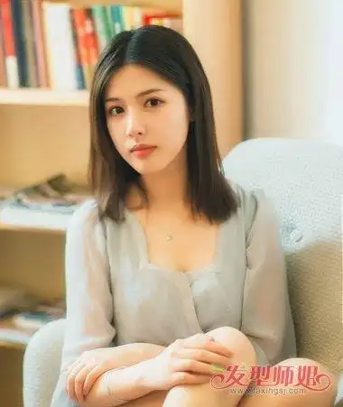 圆脸女生中分齐肩中短直发发型