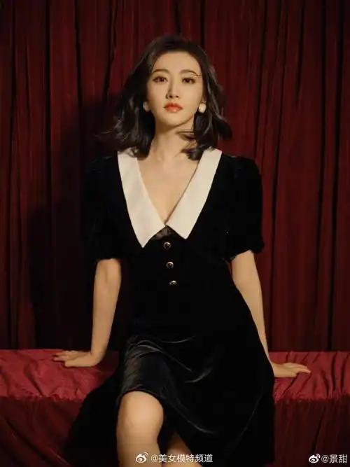 景甜分享黑红复古写真一身黑色丝绒裙优雅大方