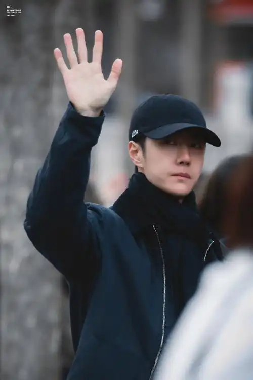 #王一博纯白运动装##王一博巴黎时装周#