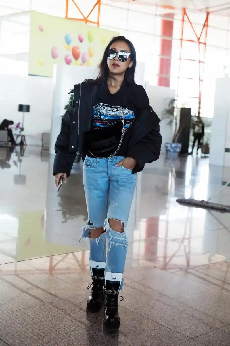 吉克隽逸真会玩,这么大胆的裤装也敢穿上台,一般人穿丑哭了