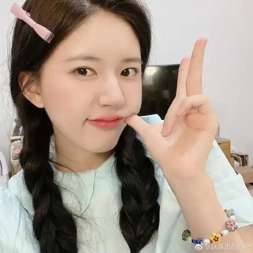 组图:赵露思七夕宠粉晒九宫格自拍 嘟嘴比耶活泼可爱