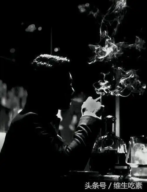 男明星吸烟的动作谁最吸引你?个个都这么帅,最后一位毁灭天地