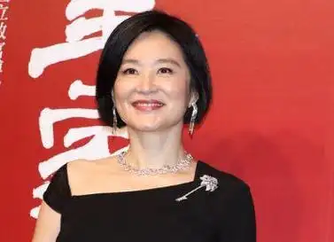 68岁林青霞疑不穿内衣惹争议,被吐槽又胖又垂,骨子里太豪放