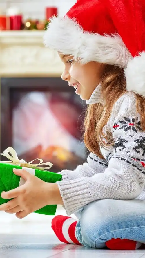 壁纸 快乐的小孩女孩和玩具熊,礼物,圣诞节 3840x2160 uhd 4k 高清壁