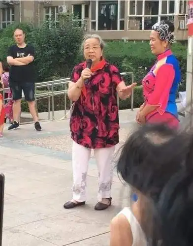 "容嬷嬷"李明启与老伴近照,老两口年过八十,依然恩爱如初