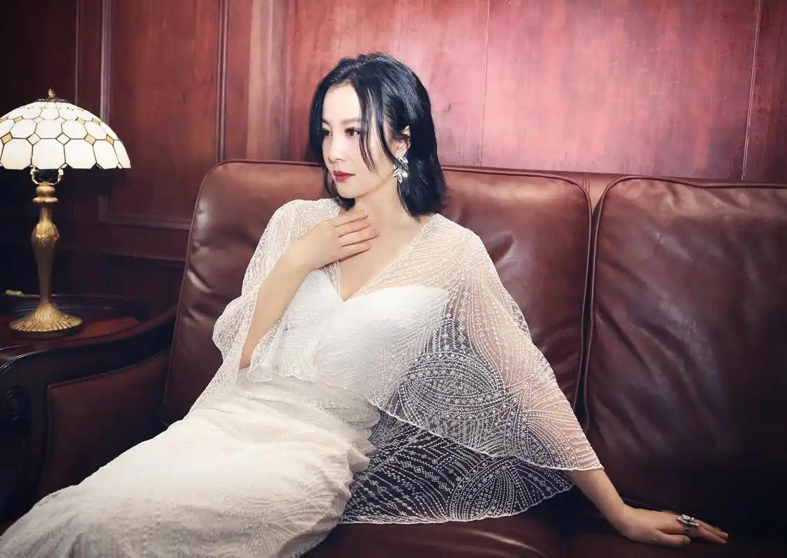 陶红出席精美颁奖礼斩获年度实力女演员