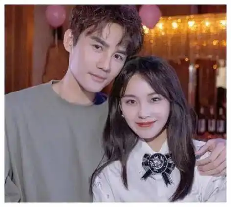 王凯张佳宁恋爱曝光,甜蜜合照引发热议,网友纷纷猜测_传闻_恋情_穿着