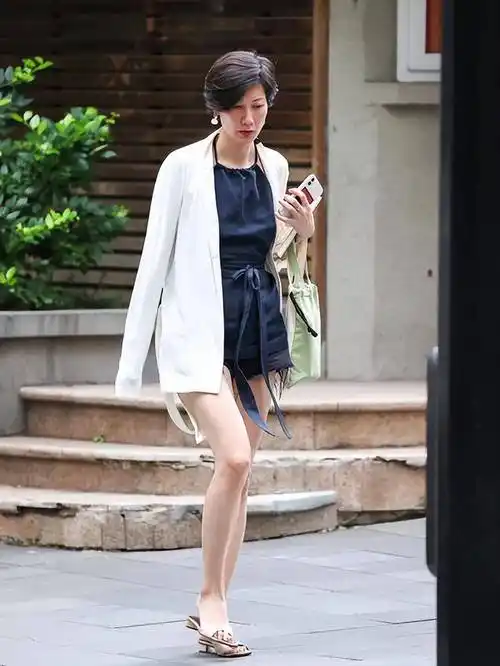 乱穿衣的二月,上海街拍太养眼,简单慵懒又有自己的穿搭腔调_生活_个性