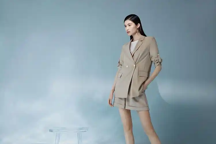 何穗演绎 eifini 2020 春夏广告"自然回溯"