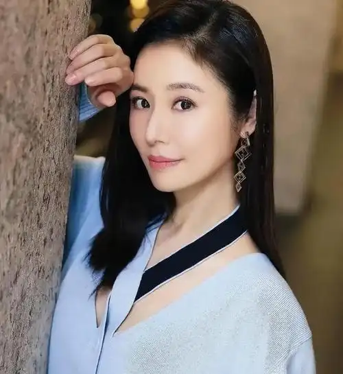 47岁林心如老到认不出!穿宽松t恤显苍老,素颜出镜似寻常大婶