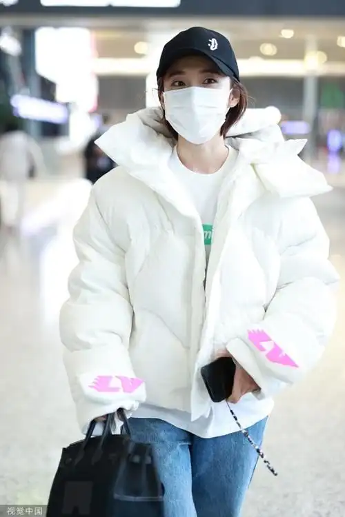 演员张佳宁现身上海虹桥机场 新剧《一闪一闪亮晶晶》热播中