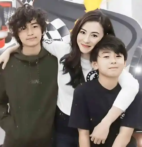 张柏芝为5岁三胎儿子庆生,小王子有一头黄发,生父被指是外国人_好孩子