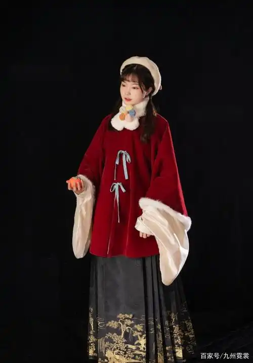 汉服中经典的红黑配色,潇洒又干练,轻松穿出酷帅气息