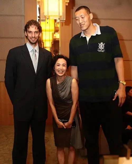 他比姚明还高10公分,身高2.35米娶1.9米娇妻,创造吉尼斯纪录!