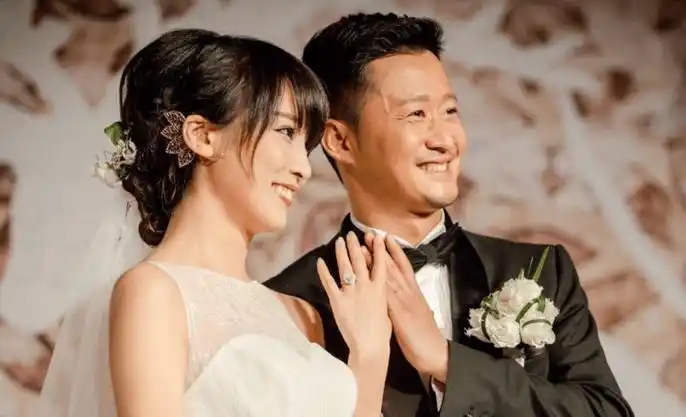 笑嗨了!事实证明,"被劝离婚"的吴京和谢楠,揭露了明星夫妻的残酷真相